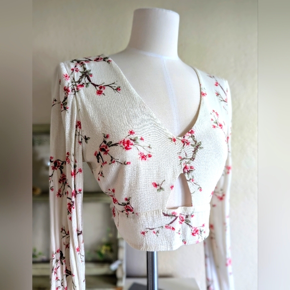 🐰Cream & Pink Floral V-Neck Long Sleeve Top - Picture 2 of 6